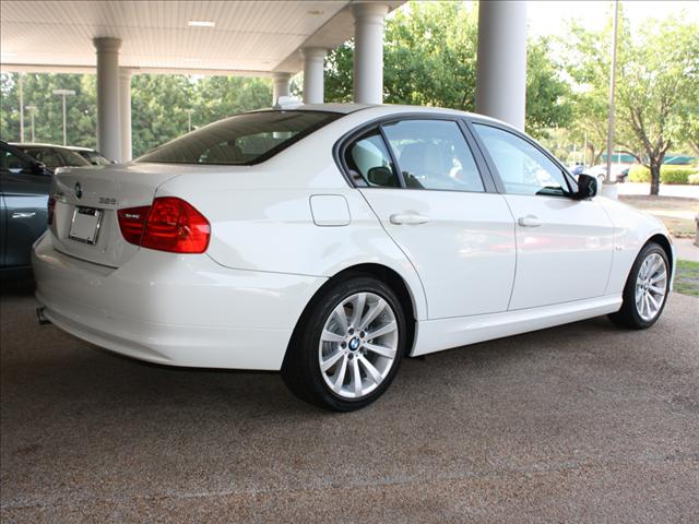 BMW 3 series 2011 photo 2