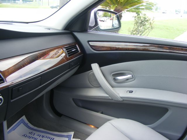 BMW 5 series 2010 photo 18