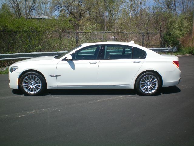 BMW 7 series 2011 photo 4