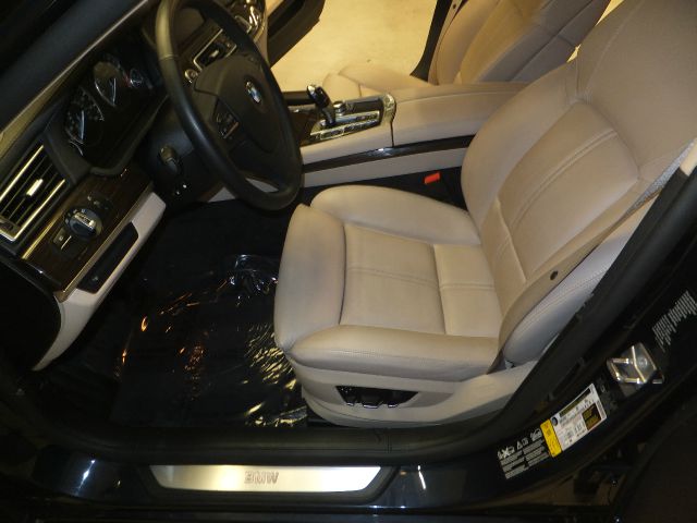 BMW 7 series 2010 photo 13