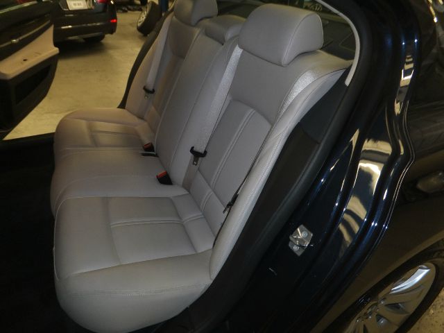 BMW 7 series 2010 photo 16