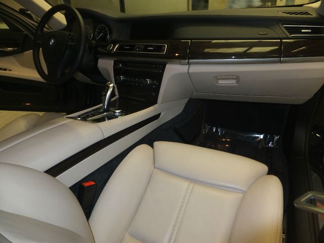 BMW 7 series 2010 photo 19