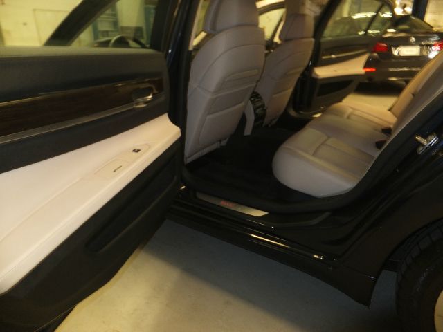 BMW 7 series 2010 photo 22