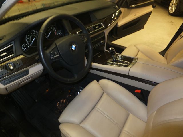 BMW 7 series 2010 photo 27