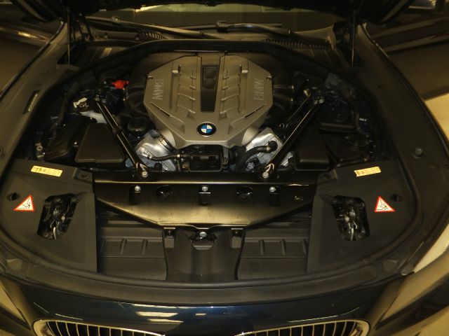 BMW 7 series 2010 photo 3