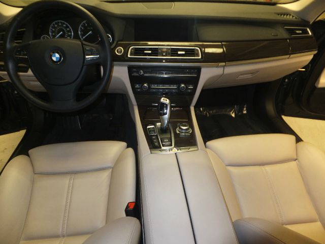 BMW 7 series 2010 photo 31