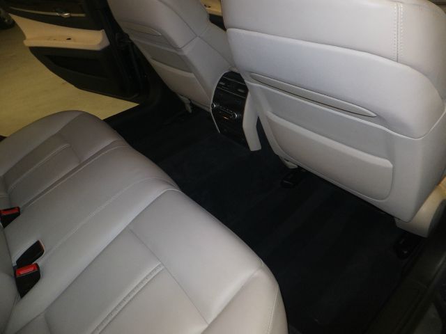 BMW 7 series 2010 photo 33