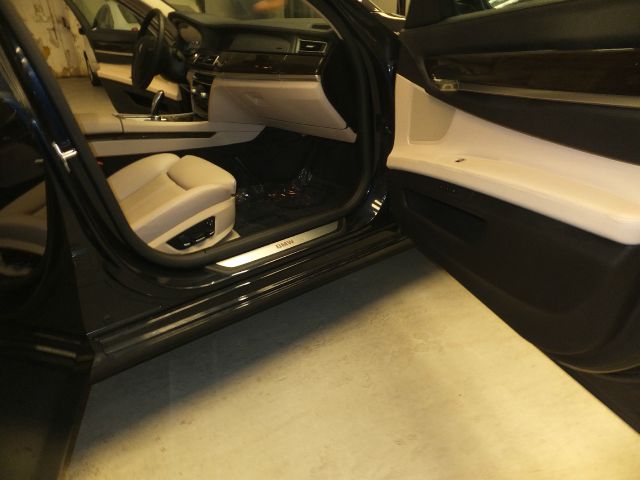 BMW 7 series 2010 photo 34