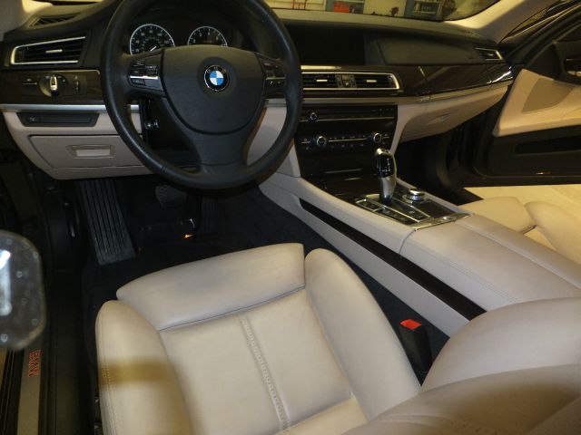 BMW 7 series 2010 photo 36