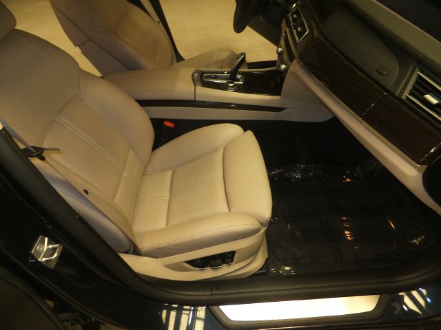 BMW 7 series 2010 photo 8