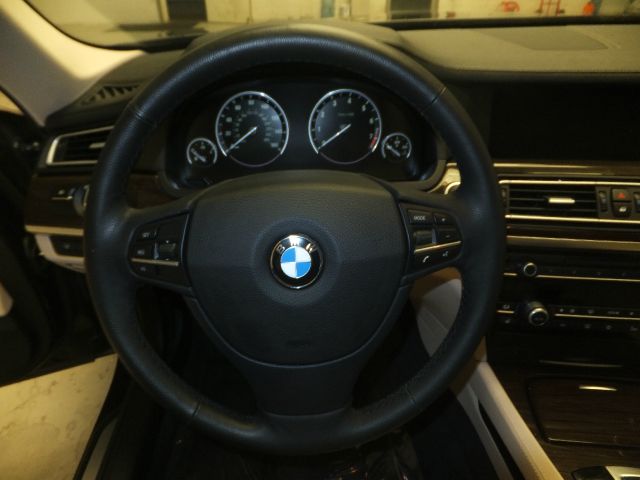 BMW 7 series 2010 photo 9