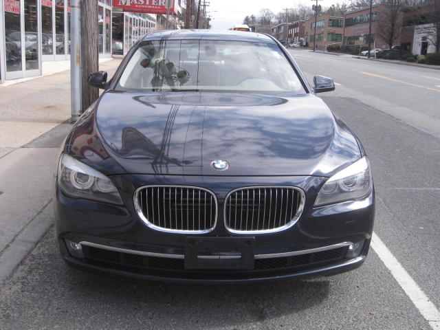 BMW 7 series 2010 photo 2