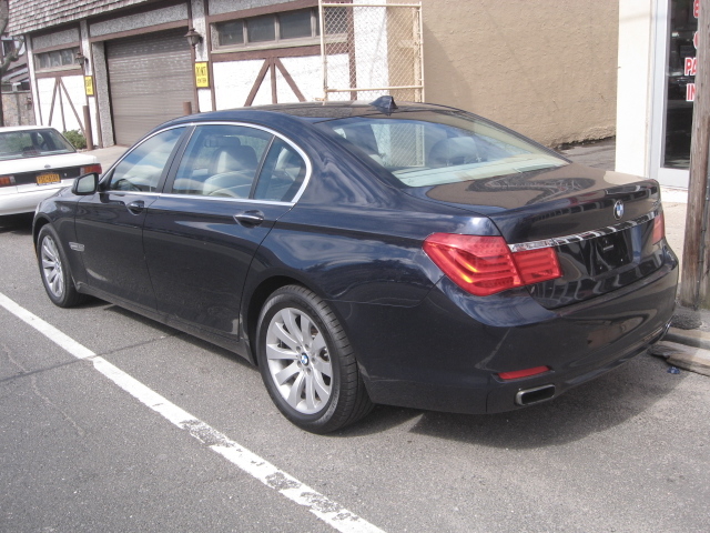BMW 7 series 2010 photo 3