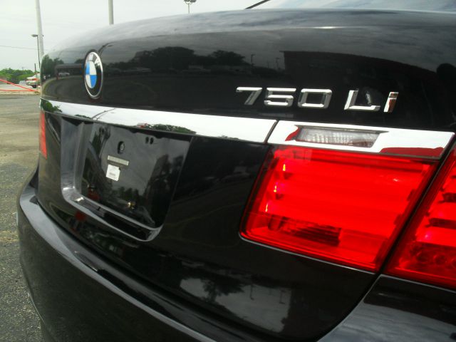 BMW 7 series 2010 photo 2