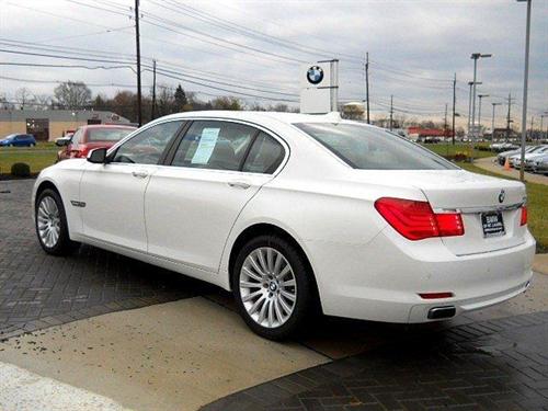 BMW 7 series 2011 photo 2