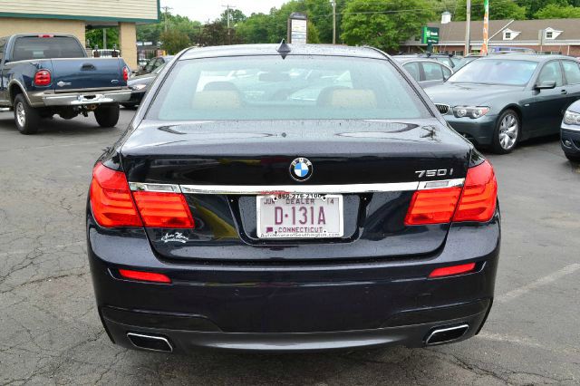 BMW 7 series 2011 photo 2