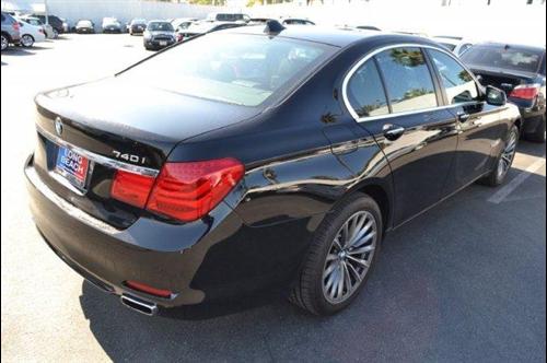 BMW 7 series 2011 photo 1