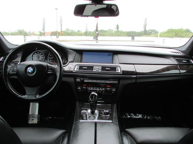 BMW 7 series 2011 photo 38