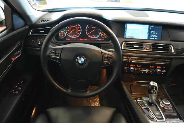 BMW 7 series 2011 photo 2