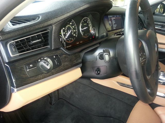 BMW 7 series 2012 photo 26