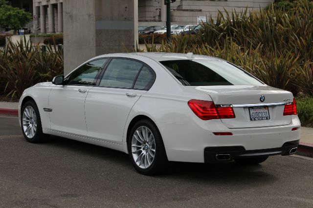 BMW 7 series 2012 photo 2