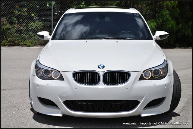 BMW M5 2006 photo 2