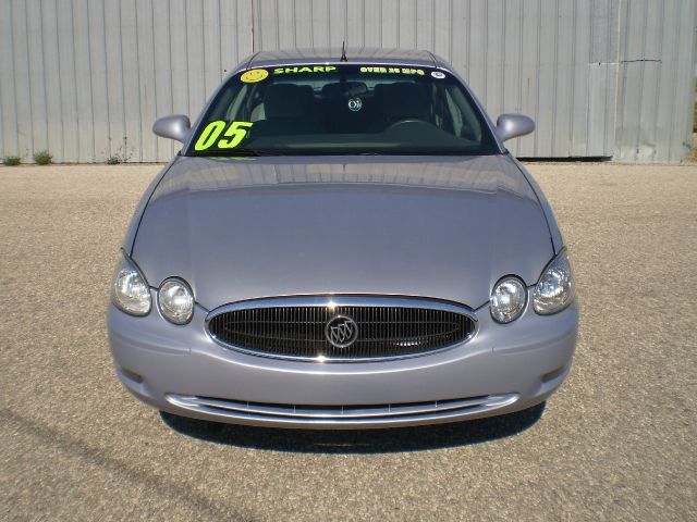 Buick LaCrosse 2005 photo 2