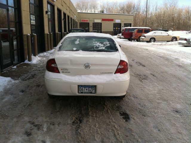 Buick LaCrosse 2006 photo 2