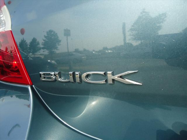 Buick LaCrosse 2006 photo 2