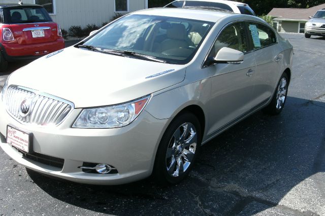 Buick LaCrosse 2010 photo 2