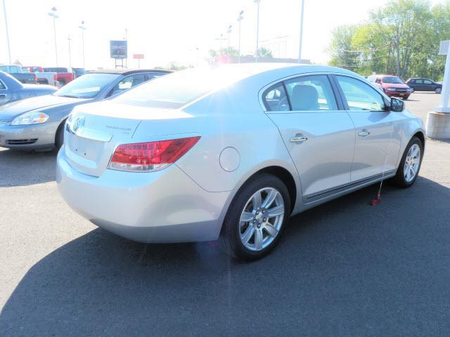 Buick LaCrosse 2010 photo 2