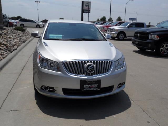 Buick LaCrosse 2011 photo 2