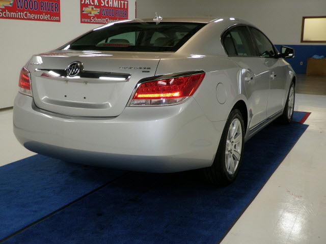 Buick LaCrosse 2011 photo 2