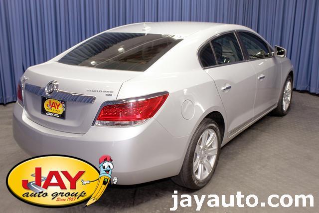 Buick LaCrosse 2011 photo 2