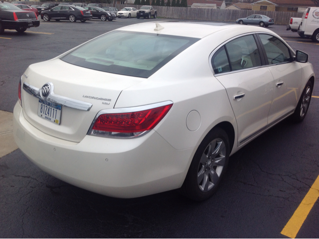 Buick LaCrosse 2011 photo 2