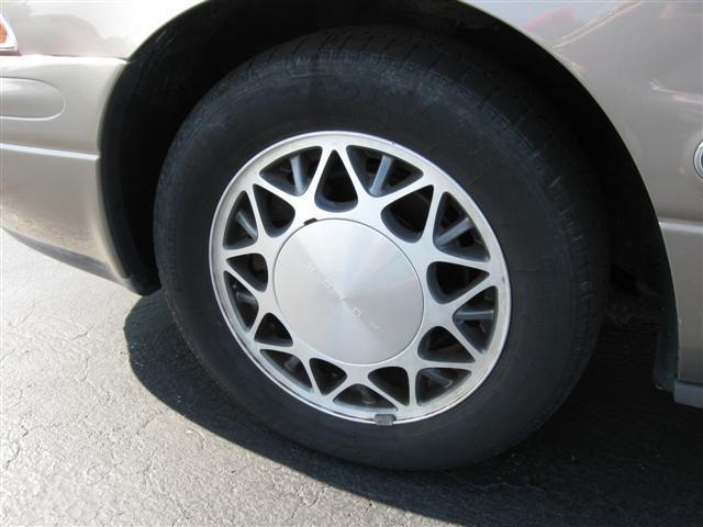 Buick LeSabre 2000 photo 2