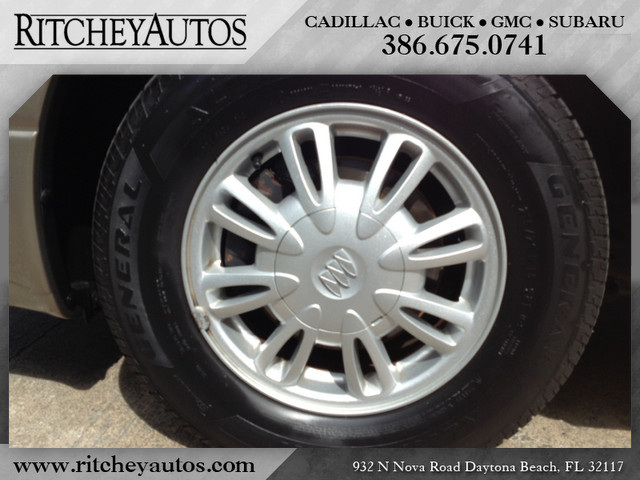 Buick LeSabre 2004 photo 2