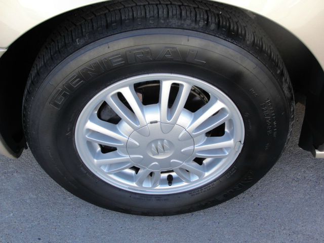 Buick LeSabre 2005 photo 2