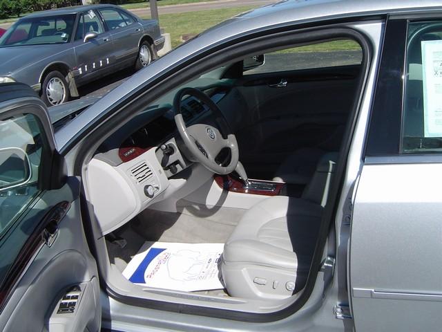 Buick Lucerne 2011 photo 2