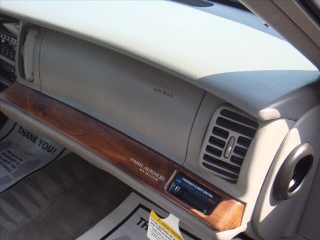 Buick Park Avenue 2001 photo 13