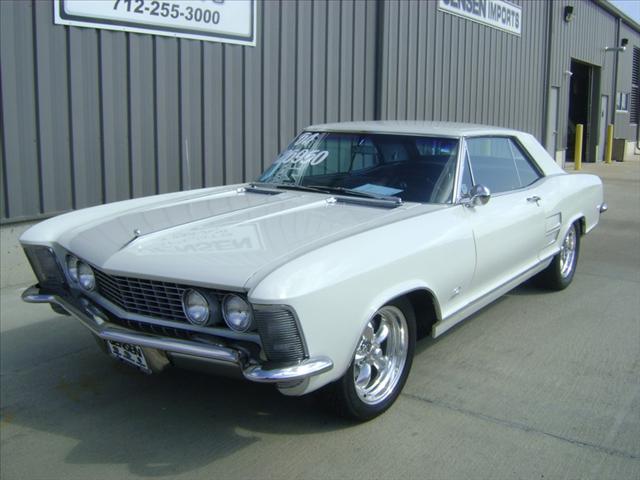 Buick Riviera 1964 photo 1
