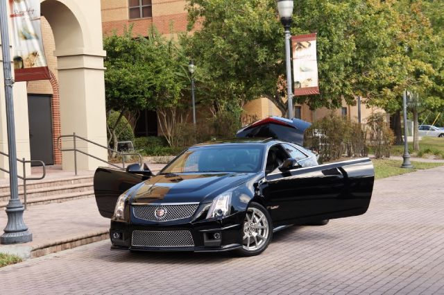 Cadillac CTS-V 2011 photo 2