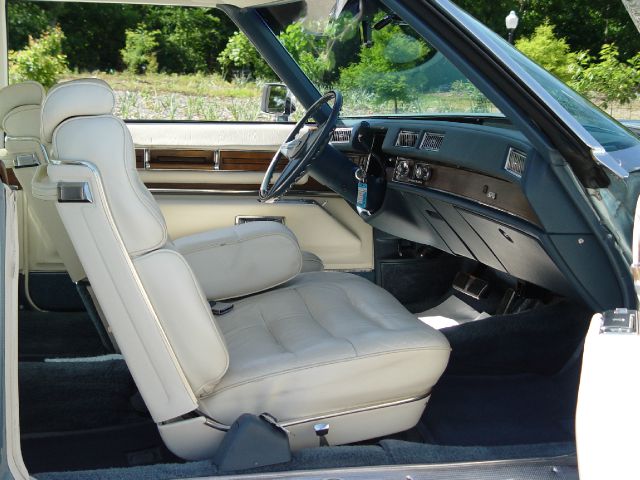 Cadillac Coupe de Ville 1975 photo 16