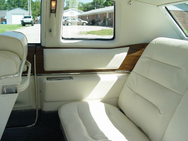 Cadillac Coupe de Ville 1975 photo 17