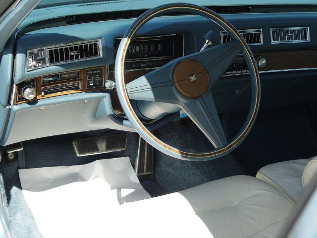 Cadillac Coupe de Ville 1975 photo 19