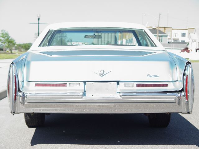 Cadillac Coupe de Ville 1975 photo 23