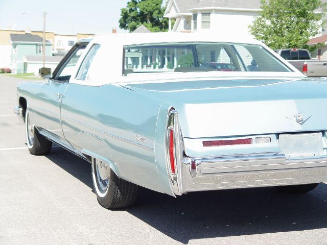 Cadillac Coupe de Ville 1975 photo 25