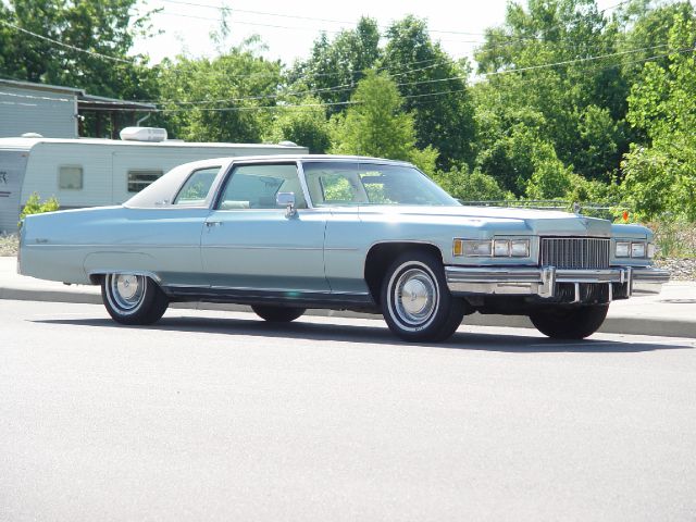 Cadillac Coupe de Ville 1975 photo 30