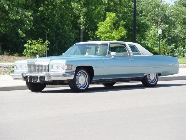 Cadillac Coupe de Ville 1975 photo 32