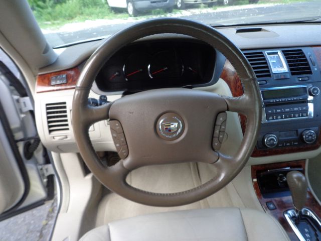Cadillac DTS 2006 photo 19